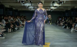 Pakai Kebaya Desainer Ternama, Erina Gudono Tampil Memukau di Catwalk JF3 - JPNN.com