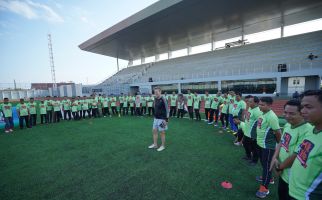 Kembangkan Sepak Bola Putri, Coach Timo Latih Ratusan Guru SD Hingga MI di Kudus - JPNN.com