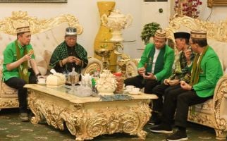Mardiono Disambut Prosesi Adat Mopotilolo Ketika Tiba di Gorontalo - JPNN.com