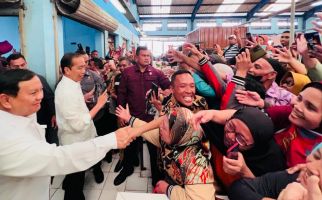 Jokowi Ajak Prabowo dan Erick Thohir Tinjau Pasar di Surabaya, Warga Antusias, Lihat - JPNN.com