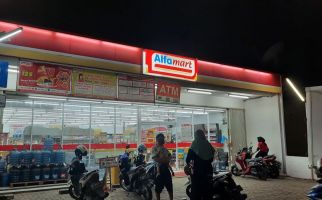Perampok Bersenpi Beraksi di Alfamart Tangerang, Gasak Uang Rp 40 Juta - JPNN.com