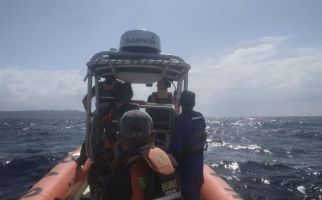 Kapal Tenggelam di Buton, Basarnas Kendari Menerjunkan Tim Pencarian - JPNN.com