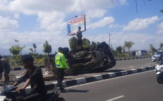 Pecah Ban, Pikap Terguling di Jalan Bypass BIL II Lombok Barat - JPNN.com