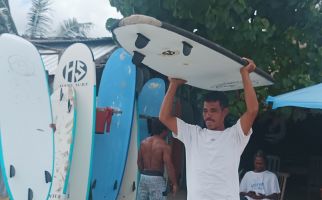 Jasa Penyewaan Papan Surfing di Selong Belanak Makin Menjamur - JPNN.com