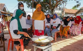 Ganjar Sejati Melatih Warga Subang Cara Produksi Keripik Pisang - JPNN.com