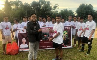 Orang Muda Ganjar Berikan Bantuan Jersei kepada Pemuda di Singkawang - JPNN.com