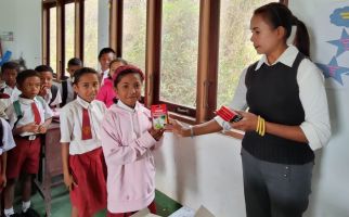 Joyko Salurkan Donasi untuk 500-an Sekolah di Kupang - JPNN.com