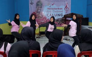 Srikandi Ganjar Lestarikan Musik Tradisional Melalui Pertunjukan Calung - JPNN.com