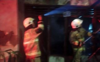Gulkarmat Jaktim Kerahkan 80 Personel & 14 Branwir Padamkan Kebakaran Rumah di Kramat Jati - JPNN.com