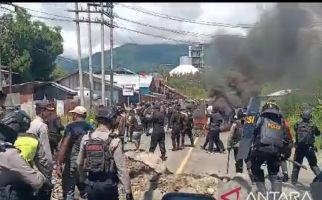 Polisi Terluka Ditembak Busur Saat Buka Paksa Blokade Jalan Trans Papua Barat di Manokwari - JPNN.com