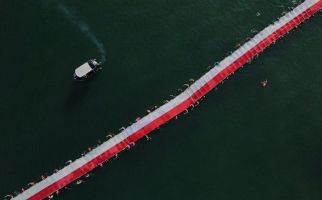 Seratusan Perenang Membentangkan Bendera Merah Putih Sepanjang 78 Meter di Perairan Makassar - JPNN.com