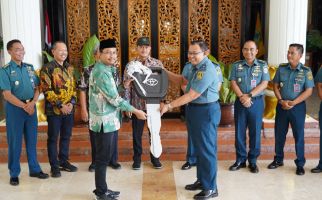 Perkuat Sinergisitas dengan TNI AL, Pemkab Sidoarjo Hibahkan 11 Unit Kendaraan Operasional - JPNN.com