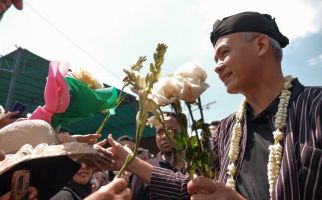 Kecintaan Warga Semarang Sangat Tinggi, Ganjar Sampai Kewalahan Terima Bunga - JPNN.com