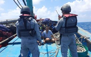 Bakamla RI Tangkap Kapal Berbendera Vietnam Mencuri Ikan di Laut Natuna Utara - JPNN.com