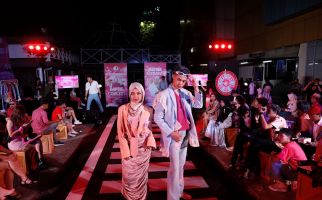 Gabungan Seniman Indonesia Gelar Street Fashion Show dengan Tema Barbie - JPNN.com