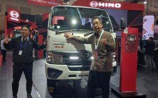 Hino Meluncurkan Bus 4X4 dan Truk Antirem Blong - JPNN.com