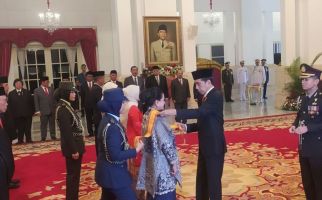 Lihat Ekspresi Jokowi saat Anugerahi Tanda Kehormatan kepada Istrinya Iriana - JPNN.com