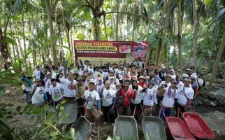 Sukarelawan Nelayan Balad Ganjar Perbaiki Akses Jalan Warga Cipatujah Tasikmalaya - JPNN.com