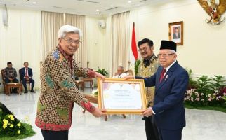 Herman Deru Raih Penghargaan Adhikarya Naraya Pembangunan Pertanian dari Presiden Jokowi - JPNN.com