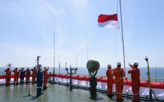 PIS Gelar Upacara HUT RI di Kapal Abherka dan Kibarkan Bendera di Bawah Laut - JPNN.com