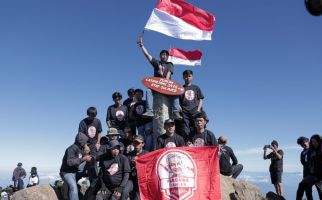 Pandawa Ganjar Sukses Kibarkan Bendera Merah Putih di Gunung Latimojong - JPNN.com