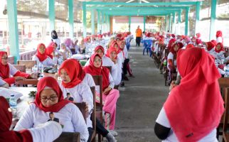 Sukarelawan Sandiaga Adakan Pelatihan Membuat Ledre Untuk Mak-Mak Bojonegoro - JPNN.com