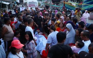 Sahabat Ganjar Salurkan Bantuan Sembako untuk Korban Kebakaran Kapal di Tegalsari - JPNN.com