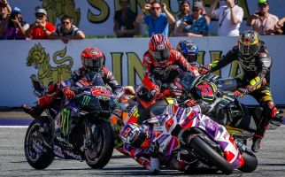 Sprint MotoGP Austria: 6 Pembalap Tabrakan, Rossi Tutup Muka, Pecco Juara - JPNN.com