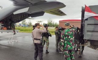 Jenazah Anggota Marinir TNI AL Korban Penembakan KKB Dievakuasi ke Jakarta - JPNN.com