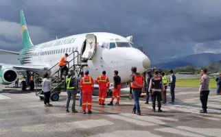 Pesawat Kargo Ini Pecah Ban saat Mendarat di Bandara Wamena - JPNN.com