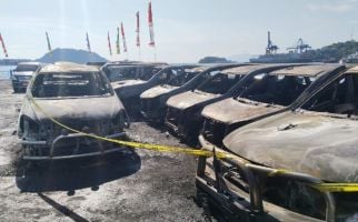 Belasan Unit Kendaraan di Halaman DPRD Papua Terbakar, Kapolresta Jayapura Buka Suara - JPNN.com