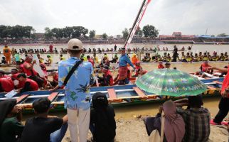 Festival Pacu Jalur di Kuansing Dibuka, 193 Perahu Adu Cepat di Arena - JPNN.com