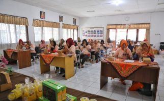 Mak Ganjar Mengajari Ibu-Ibu di Wonosobo Cara Membuat Manisan Carica - JPNN.com