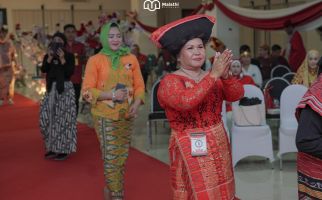 Advokat Peradi Beraksi di Karpet Merah Untuk Peragakan Busana Daerah - JPNN.com
