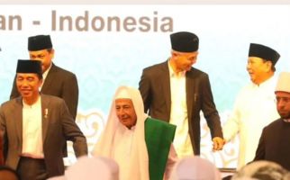 Prabowo & Ganjar Bergandengan Tangan di Belakang Jokowi, Ada yang Berduri - JPNN.com