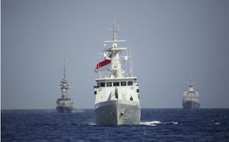 Kapal Perang TNI AL dan Angkatan Laut Singapura Tenggelamkan Kapal Musuh - JPNN.com