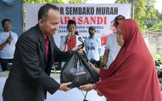 Paket Sembako Murah dari Sukarelawan Sandi Ludes Diserbu Ibu-Ibu di Karawang - JPNN.com