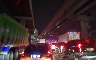 Gerbang Tol Bekasi Barat Menuju Cikarang Macet Parah, Ini Sebabnya - JPNN.com