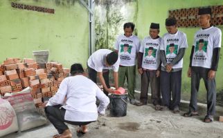 Santri Dukung Ganjar Gotong Royong Renovasi Majelis Taklim Nurul Huda di Palembang - JPNN.com