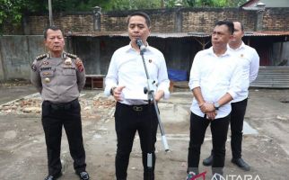 Gudang Penampungan Solar Ilegal di Medan Digerebek Polisi, 11 Orang Ditangkap - JPNN.com
