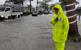 Setengah Hari Diguyur Hujan, Kota Pekanbaru Dikepung Banjir - JPNN.com