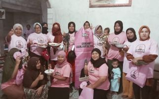 Sukarelawan Ganjar Ajarkan Ibu-Ibu Membuat Makanan Tradisional Khas Buol - JPNN.com