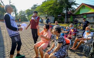 Pak Ganjar Joging Lewat Depan Panti Wreda, Oma Priskila Kaget Lalu Terlihat Ceria - JPNN.com