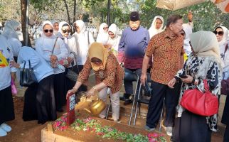 Yayasan Kemanusiaan Rombsis Ziarah ke Makam Amin Syam di Makassar - JPNN.com