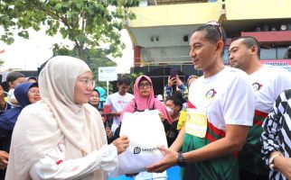 Sandiaga Uno Turun Langsung Serahkan Bantuan Paket Sembako Murah di Padang - JPNN.com