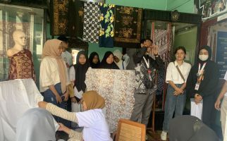 Orang Muda Ganjar Buktikan Kepeduliannya Untuk UMKM Batik di Bukittinggi - JPNN.com