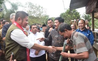 Herman Deru & Hadi Tjahjanto Langsung dalam Pembagian Sertifikat Tanah di Muratara - JPNN.com