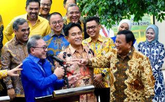 Survei Indikator: Publik Nilai Golkar dan PAN Dukung Prabowo Bukan Arahan Jokowi - JPNN.com