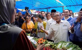 Borong Jualan Pedagang di Pasar Palapa Pekanbaru, Zulhas: Masa Sedekah Enggak Boleh? - JPNN.com