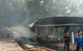 Gegara Bakar Sampah, Gudang Penyimpanan Minyak Goreng Bekas Ludes Terbakar - JPNN.com